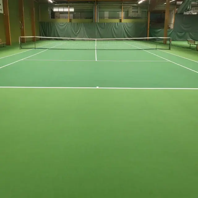 Sisätenniskenttien 3 ja 4 remontti saatiin tänään valmiiksi ja kentät ovat taas varattavissa klo 12.00 eteenpäin normaalisti.

Remontin myötä viimeisetkin Bolltex-kentät ovat Tenniskeskukselta päivitetty. Sisätenniskentät 1-4 ovat nyt siis kaikki samalla pinnoitteella. Ohessa muutama kuva kenttien päivityksestä, nyt on freesiä!

Tervetuloa testaamaan ja pelaamaan! 🎾

Ps. Pukuhuoneiden remontit etenevät myös kovaa vauhtia, infoamme näistä lisää kun käyttöönotto lähenee.

Mukavaa viikonloppua!☀️